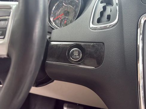 Used 2014 Chrysler Town & Country Limited w/ Luxury Group FWD image 18