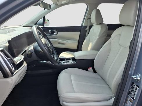Used 2025 Kia Sorento S FWD image 6
