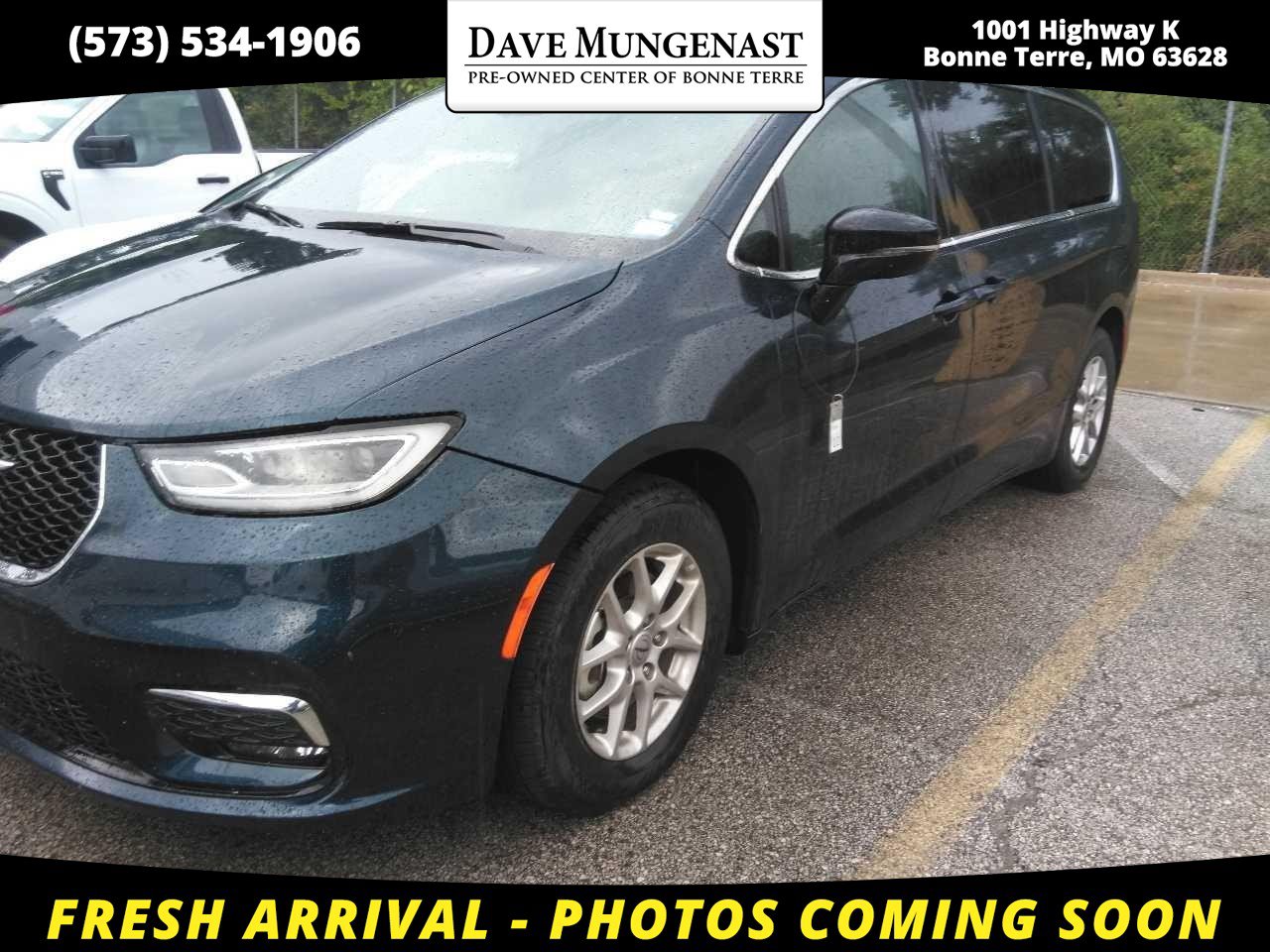 Used 2025 Chrysler Pacifica Select FWD image 1