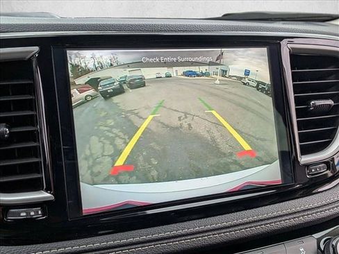 Used 2024 Chrysler Pacifica Select image 14