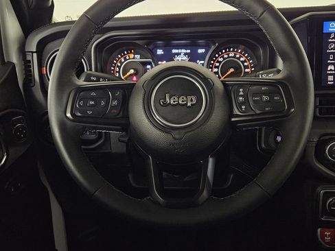Used 2025 Jeep Gladiator Rubicon w/ Convenience Group AWD/4WD image 12