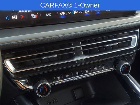 Used 2025 Chevrolet Traverse LT image 24