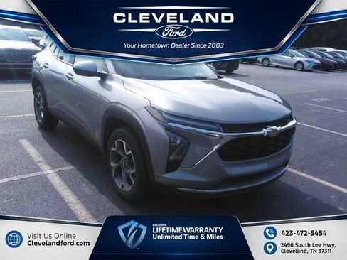 Used 2025 Chevrolet Trax LT FWD image 1