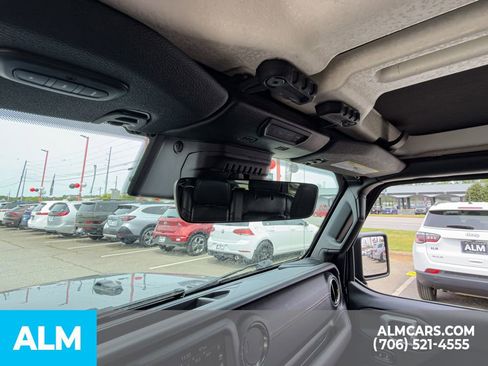 Used 2022 Jeep Wrangler Unlimited Sahara AWD/4WD image 31