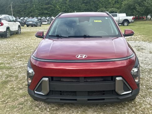 Used 2025 Hyundai Kona SEL FWD image 2