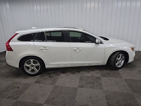 Used 2016 Volvo V60 T6 R-Design image 2