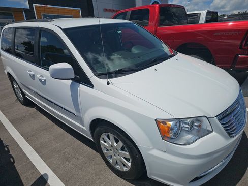 Used 2014 Chrysler Town & Country Touring FWD image 2