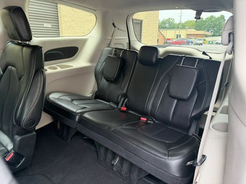 Used 2023 Chrysler Pacifica Touring-L FWD image 30