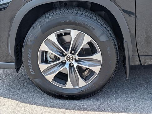 Used 2022 Toyota Highlander XLE AWD/4WD image 10