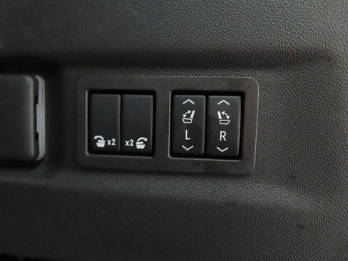 Used 2025 Chevrolet Suburban High Country image 35