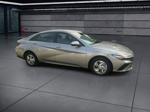 Used 2026 Hyundai Elantra SE image 9