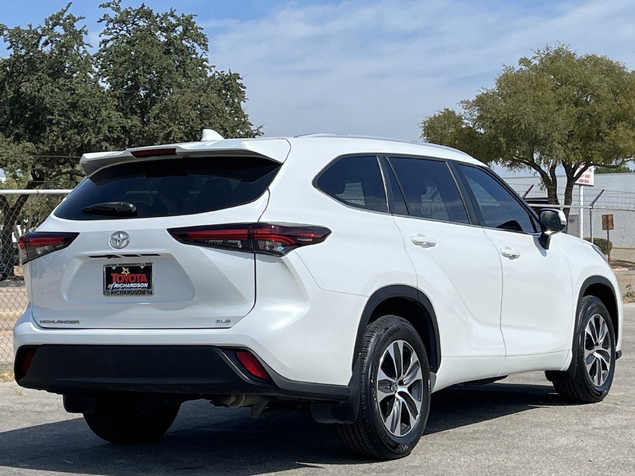 Used 2024 Toyota Highlander XLE FWD image 4