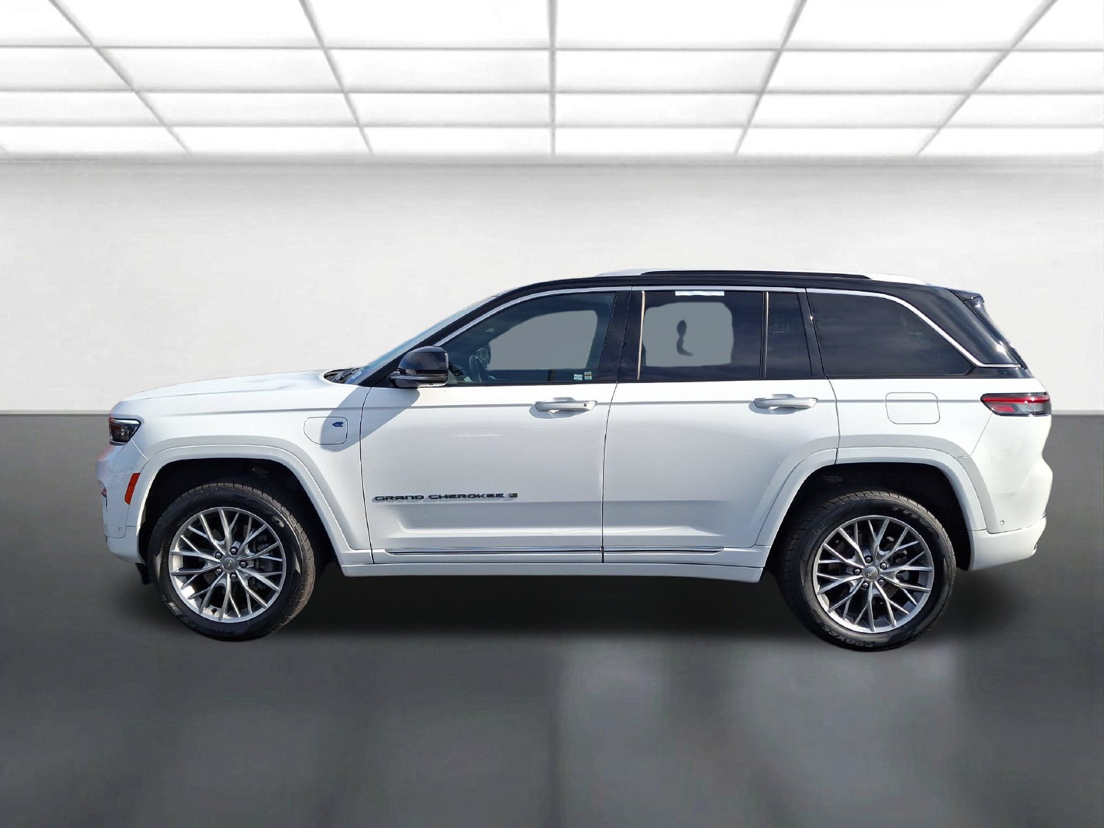 Used 2022 Jeep Grand Cherokee Summit w/ Advanced Protech Group IV AWD/4WD image 6