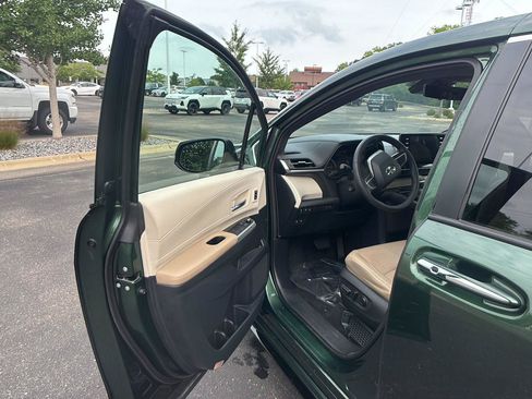Used 2021 Toyota Sienna Limited AWD/4WD image 2