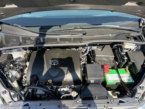Used 2018 Toyota Sienna XLE w/ XLE Navigation Package FWD image 18