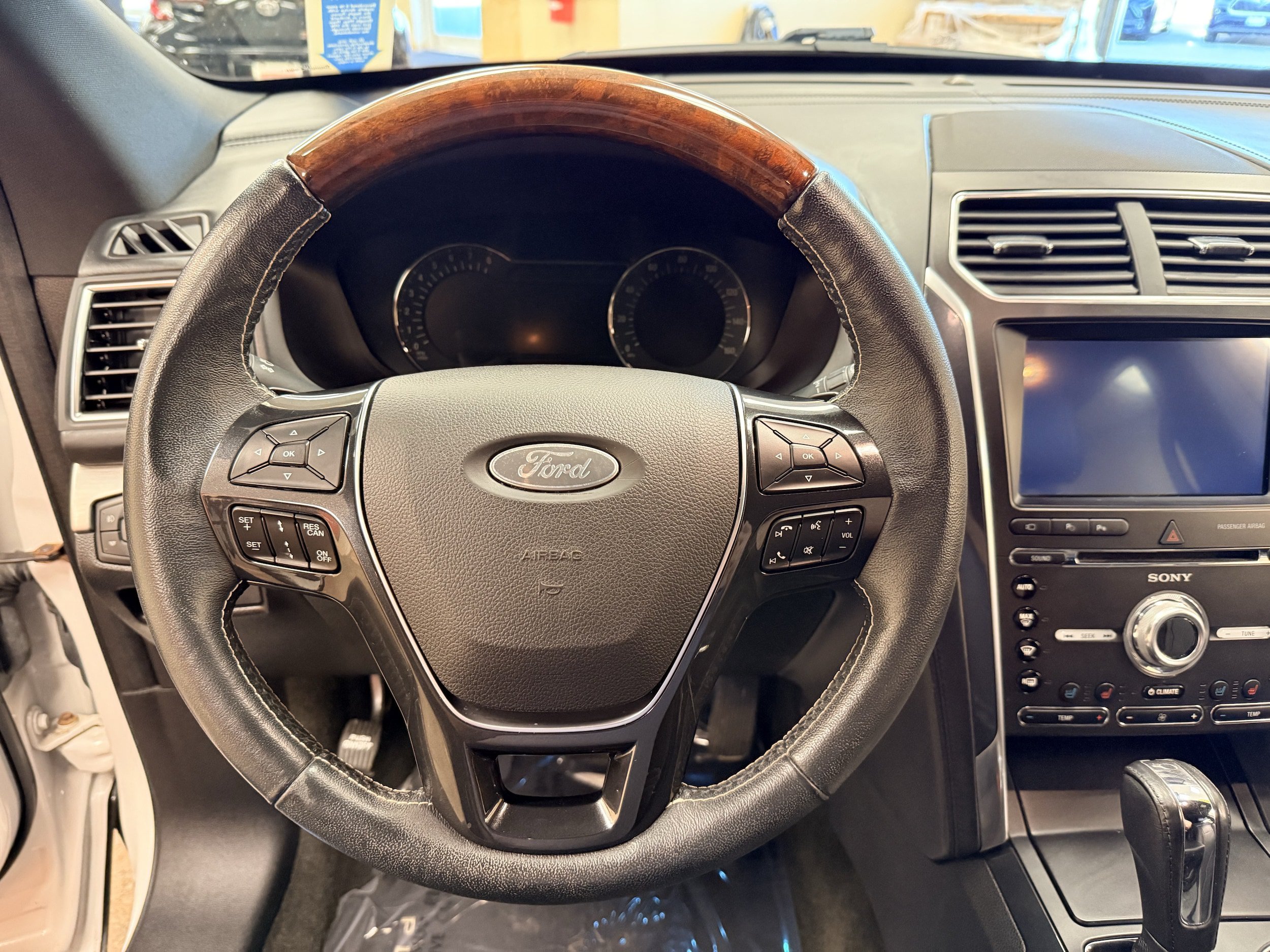 Used 2018 Ford Explorer Platinum AWD/4WD image 23