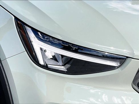 Used 2025 Volvo XC40 B5 Plus image 31