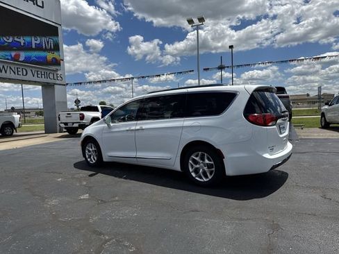 Used 2019 Chrysler Pacifica Limited FWD image 3