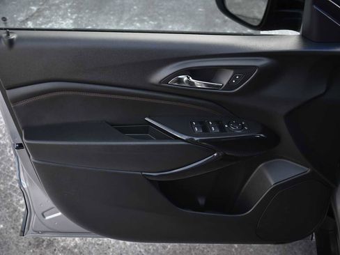 Used 2025 Chevrolet Trax RS w/ Sunroof Package image 25