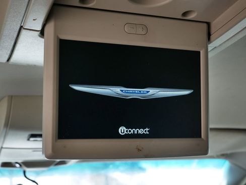 Used 2013 Chrysler Town & Country Touring image 16