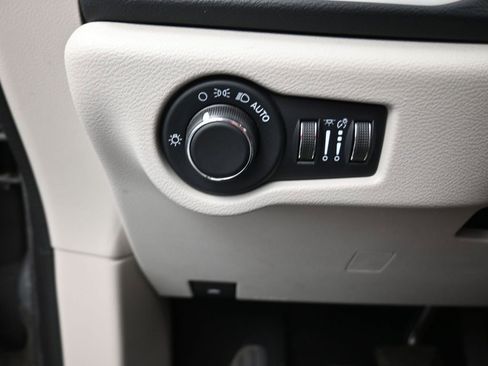 Used 2022 Chrysler Voyager LX image 8