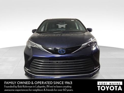 Used 2024 Toyota Sienna Platinum image 3