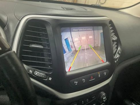 Used 2017 Jeep Cherokee Overland w/ Technology Group image 9