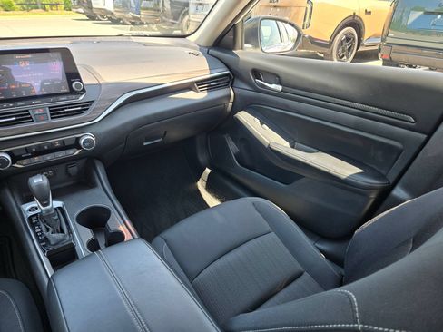Used 2025 Nissan Altima 2.5 SV FWD image 11