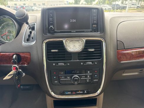 Used 2013 Chrysler Town & Country Touring FWD image 18