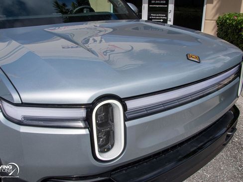 Used 2025 Rivian R1S Premium AWD/4WD image 3