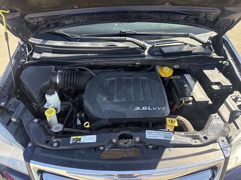 Used 2015 Chrysler Town & Country Touring w/ Driver Convenience Group FWD image 22
