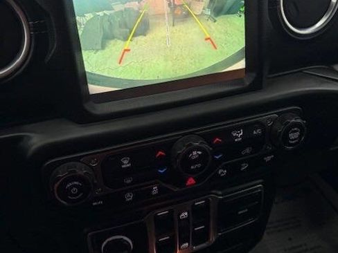 Used 2018 Jeep Wrangler Unlimited Sahara image 10