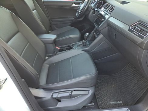 Used 2021 Volkswagen Tiguan SE FWD image 19