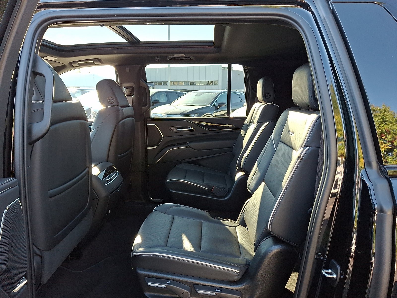 Used 2024 Cadillac Escalade ESV Sport w/ LPO, ONYX Package AWD/4WD image 10