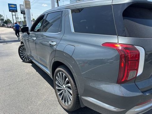 Used 2023 Hyundai Palisade Calligraphy FWD image 3