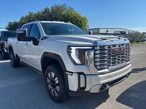 Used 2025 GMC Sierra 2500 Denali w/ Denali Reserve Package AWD/4WD image 3