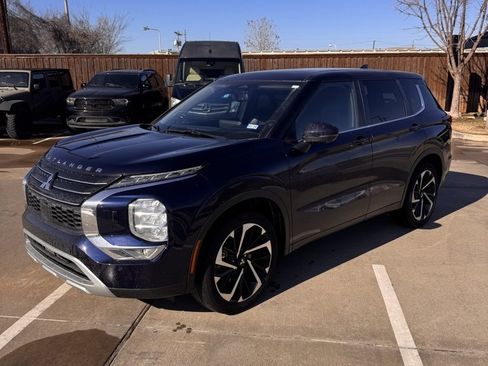 Used 2022 Mitsubishi Outlander SE image 3