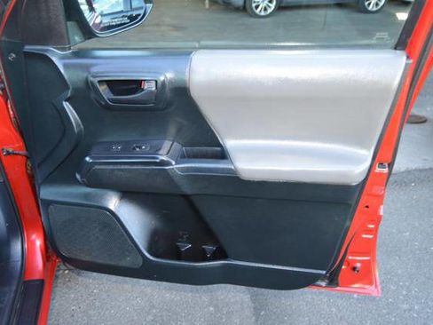 Used 2017 Toyota Tacoma 4x4 Access Cab image 32