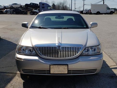 Used 2010 Lincoln Town Car Signature Limited image 9