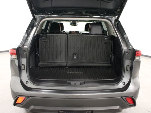 Used 2022 Toyota Highlander XLE AWD/4WD image 14