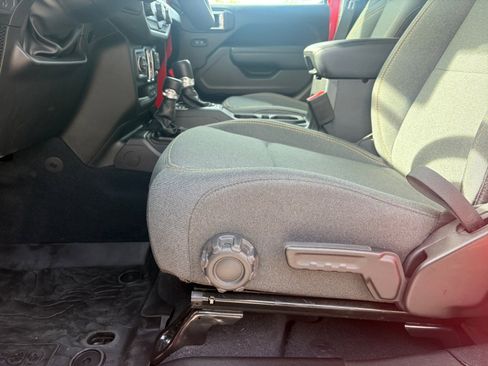 Used 2025 Jeep Gladiator Sport image 13