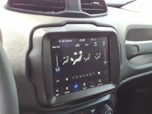 Used 2023 Jeep Renegade Latitude AWD/4WD image 9