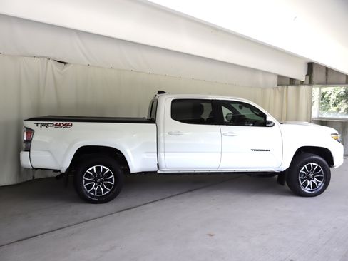 Used 2021 Toyota Tacoma TRD Sport w/ TRD Premium Sport Package AWD/4WD image 7
