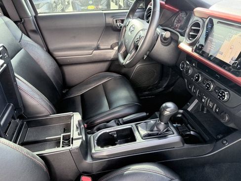 Used 2018 Toyota Tacoma TRD Sport w/ Technology Package AWD/4WD image 19