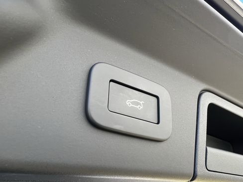 Certified 2024 Land Rover Range Rover Velar Dynamic SE image 39