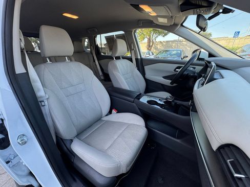 Used 2025 Nissan Rogue SV FWD image 38