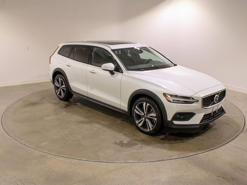 Used 2025 Volvo V60 B5 Cross Country Plus image 7