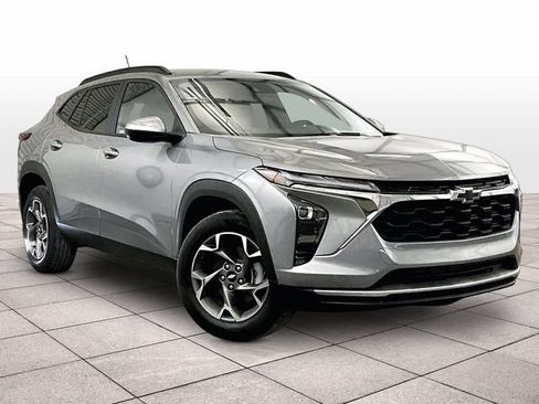 Used 2024 Chevrolet Trax LT w/ Driver Confidence Package FWD image 2