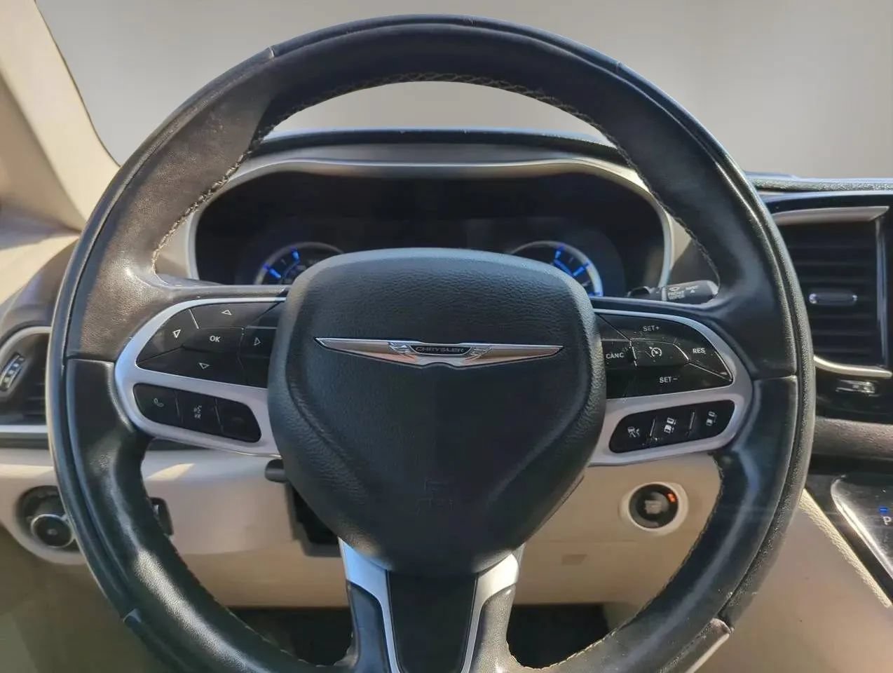 Used 2022 Chrysler Pacifica Touring-L w/ Uconnect Theater Family Group FWD image 14