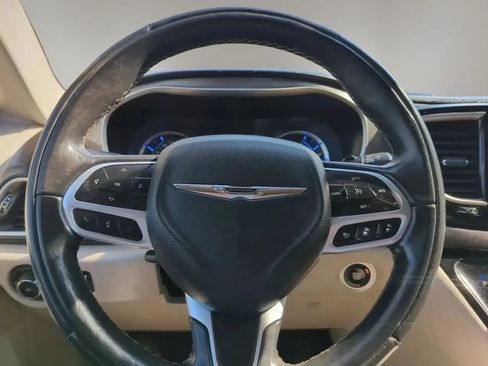 Used 2022 Chrysler Pacifica Touring-L w/ Uconnect Theater Family Group FWD image 14